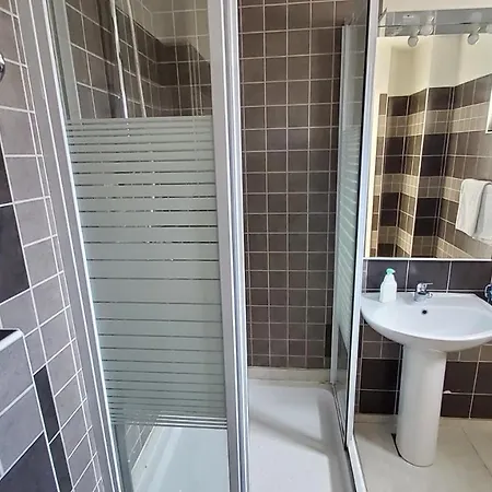 Economy 12 Sleeps 3 Guests 아파트