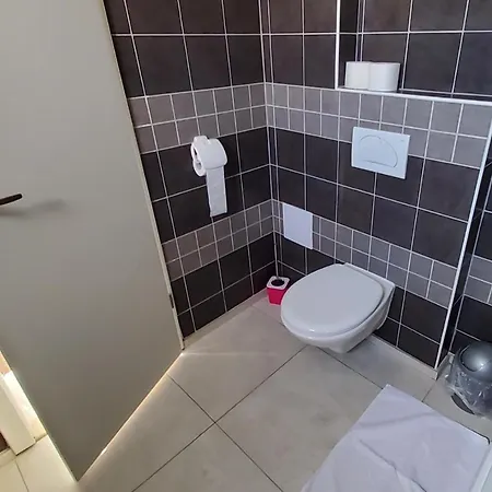 Economy 12 Sleeps 3 Guests Apartment *