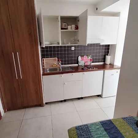 Economy 12 Sleeps 3 Guests Apartment