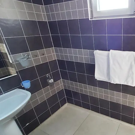 Economy 12 Sleeps 3 Guests Apartment *