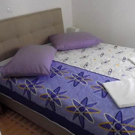 Economy 12 Sleeps 3 Guests Apartment *