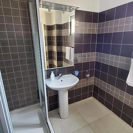 Economy 12 Sleeps 3 Guests Apartment Split