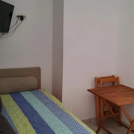 Economy 12 Sleeps 3 Guests Split