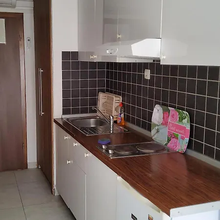 Economy 12 Sleeps 3 Guests *
