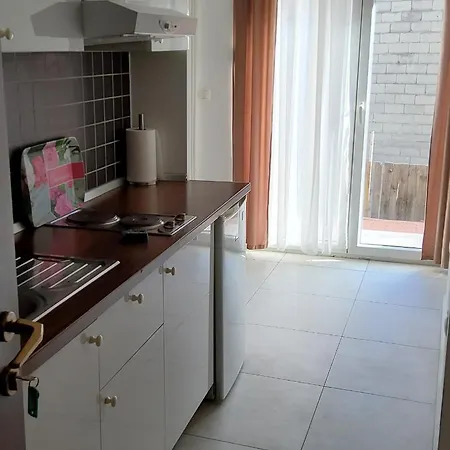 Economy 12 Sleeps 3 Guests * Split